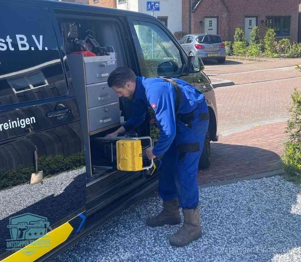 Monteur pakt gereedschap uit de bus, bespaartips voor riool ontstoppen in Hoogeveen