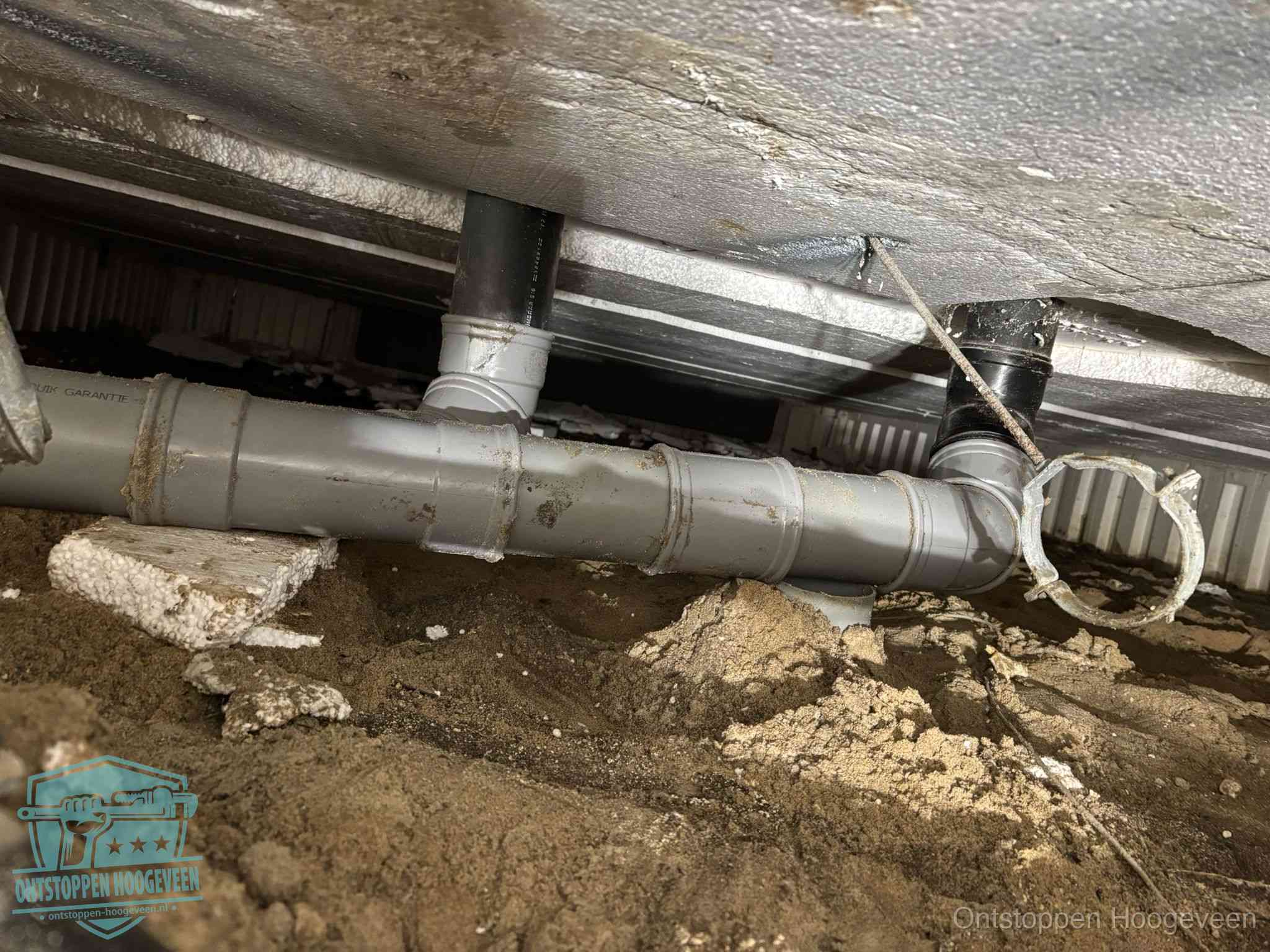 PVC-buizen in de kruipruimte van een gemengd of gescheiden rioolstelsel in Hoogeveen
