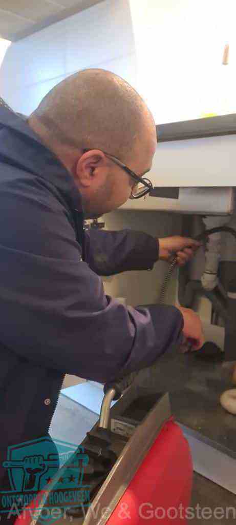 loodgieter-aan-het-werk-in-badkamer loodgieter-aan-het-werk-in-badkamer