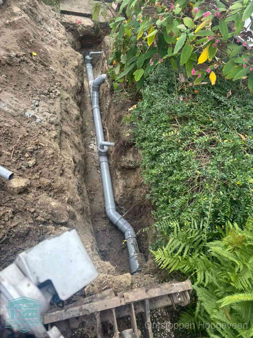 Open sleuf met nieuwe PVC-buizen, riool repareren en vervangen in Hoogeveen