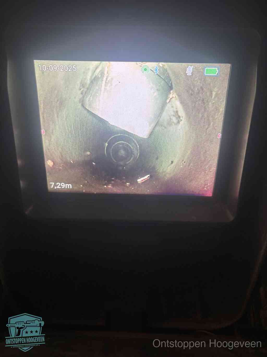 Camerabeeld van een verzakte rioolbuis diep onder de grond, een rioolverzakking in Hoogeveen