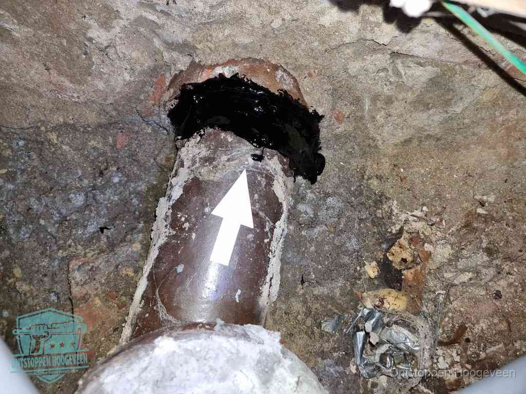 Een oude gres rioolbuis met een beschadigde koppeling onder de vloer, oorzaak van terugkerende structurele wc-problemen in Hoogeveen