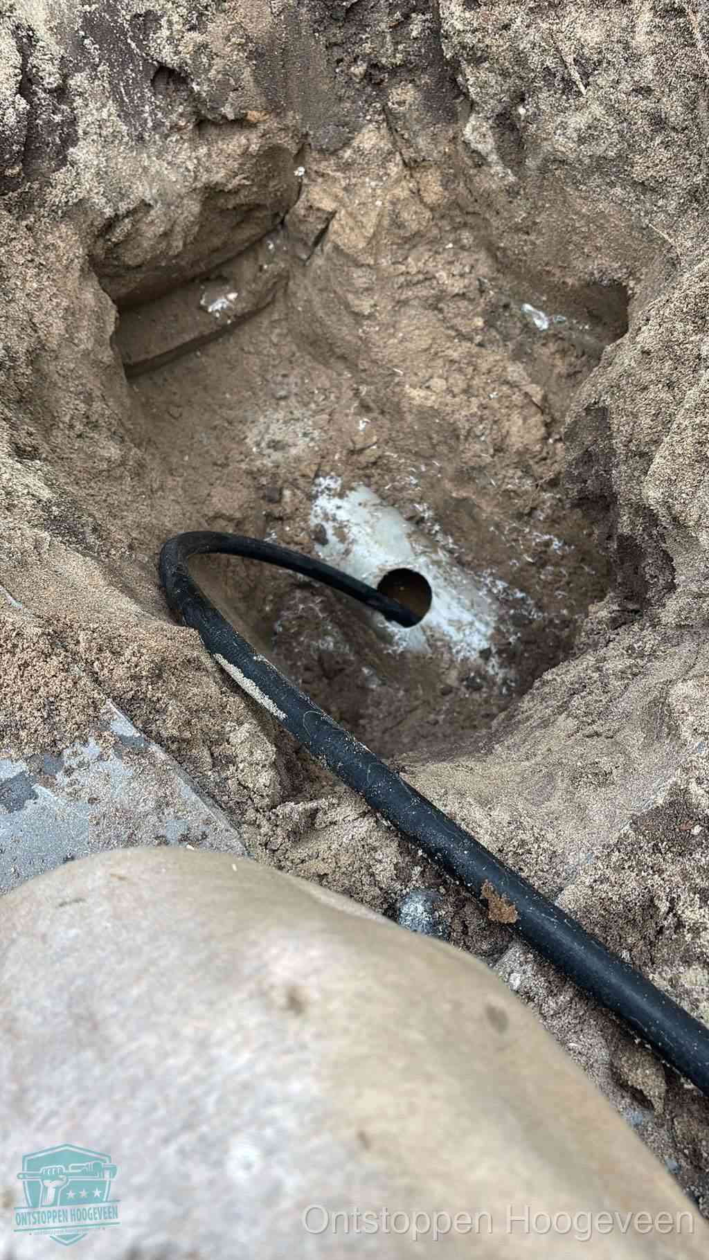 Uitgegraven rioolbuis in de grond, hulp om zelf het riool te ontstoppen in Hoogeveen
